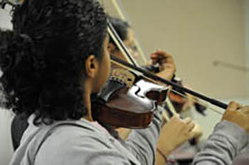 girl playing violin