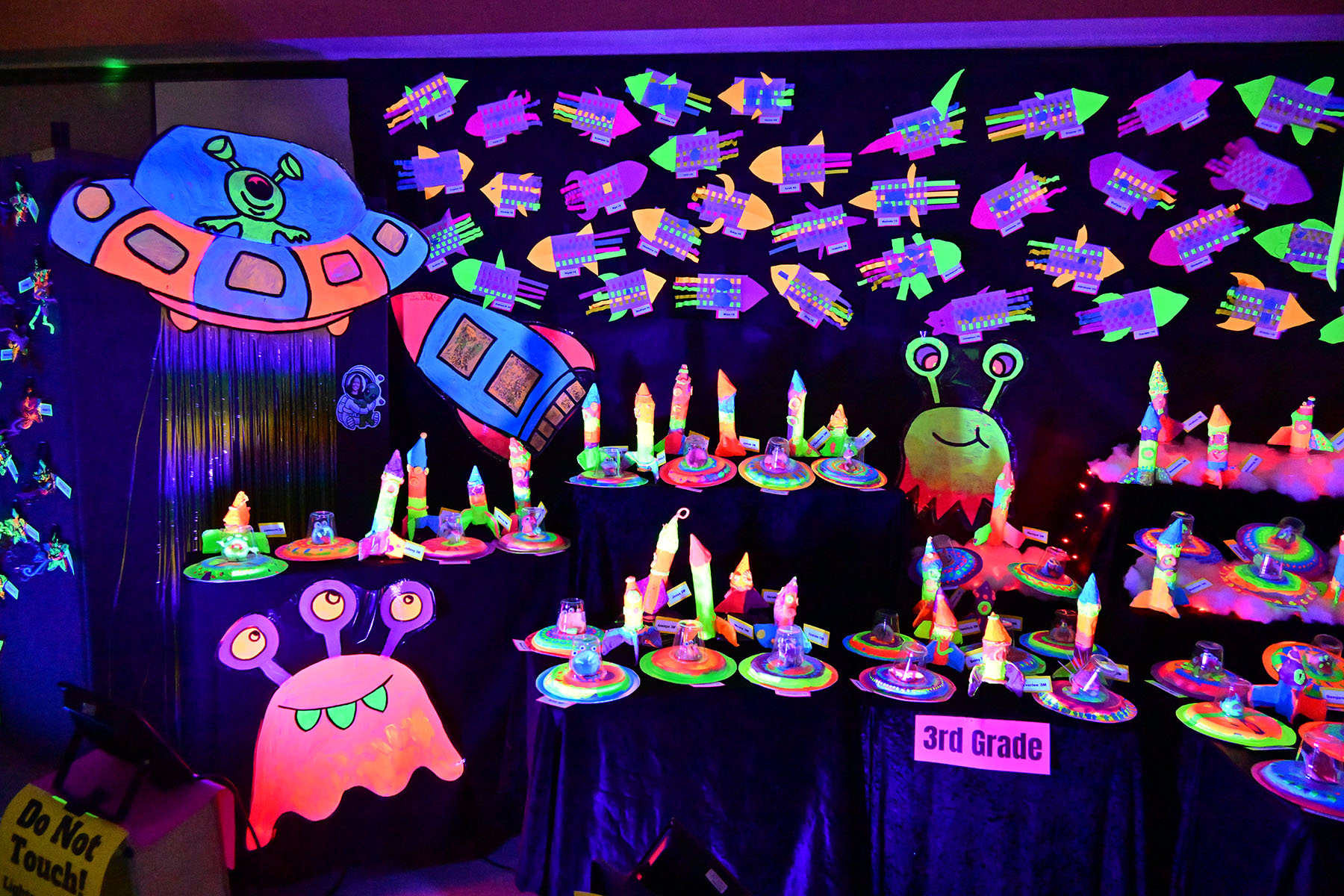Glow art rockets and aliens